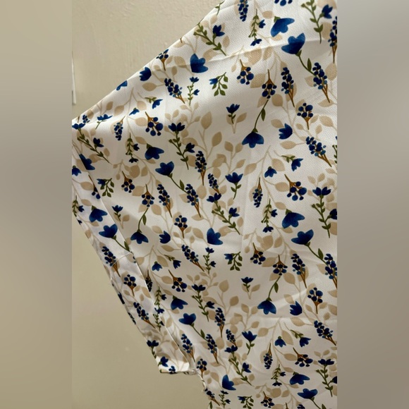 NWOT BloomChic  V-neck blouse in cream & floral pattern, size 26. - Picture 3 of 6